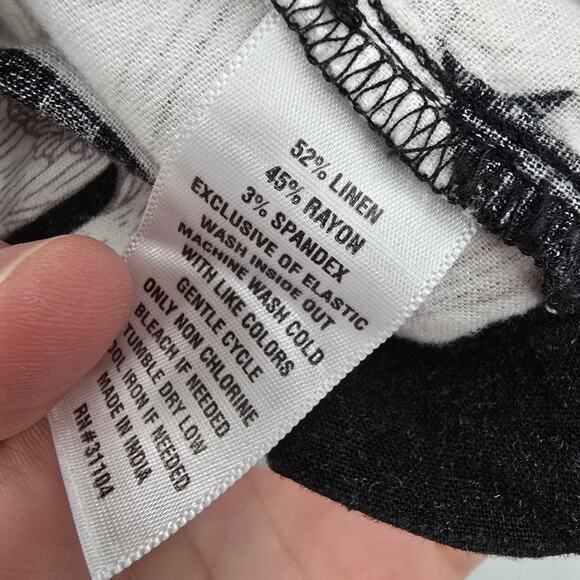 Crown & Ivy Women's Smock Neckline Flutter Sleeve Blouse Black White Size XXL - Picture 8 of 10